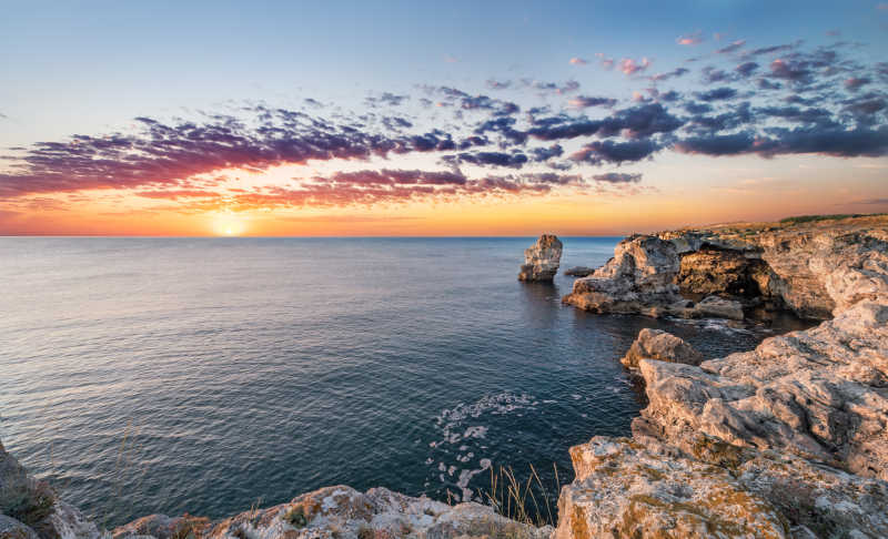 日出-日落的海边岩石景色
