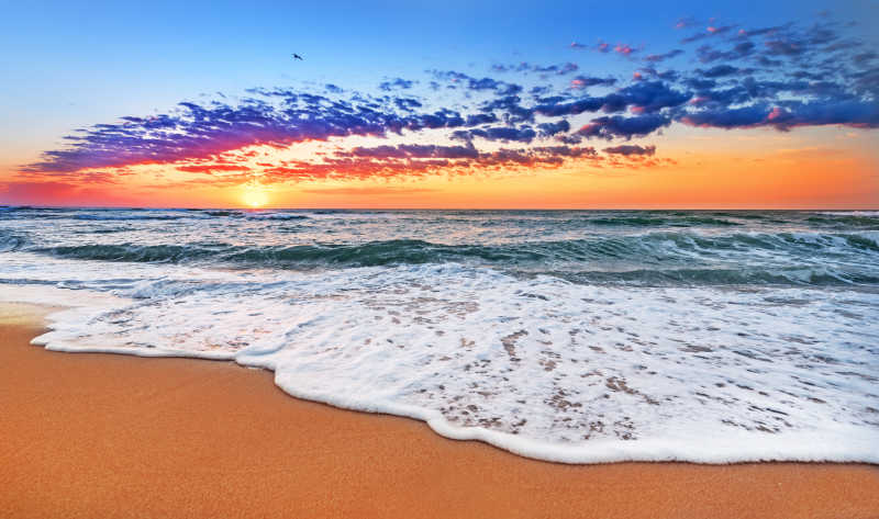 日出-日落下的海滩上的海浪