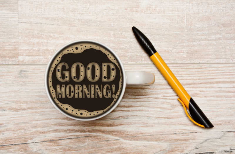 木质纹理上的黄色笔和早安咖啡