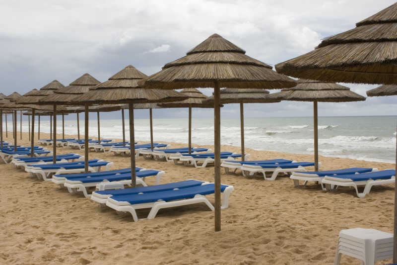 沙滩上的遮阳伞和沙滩椅