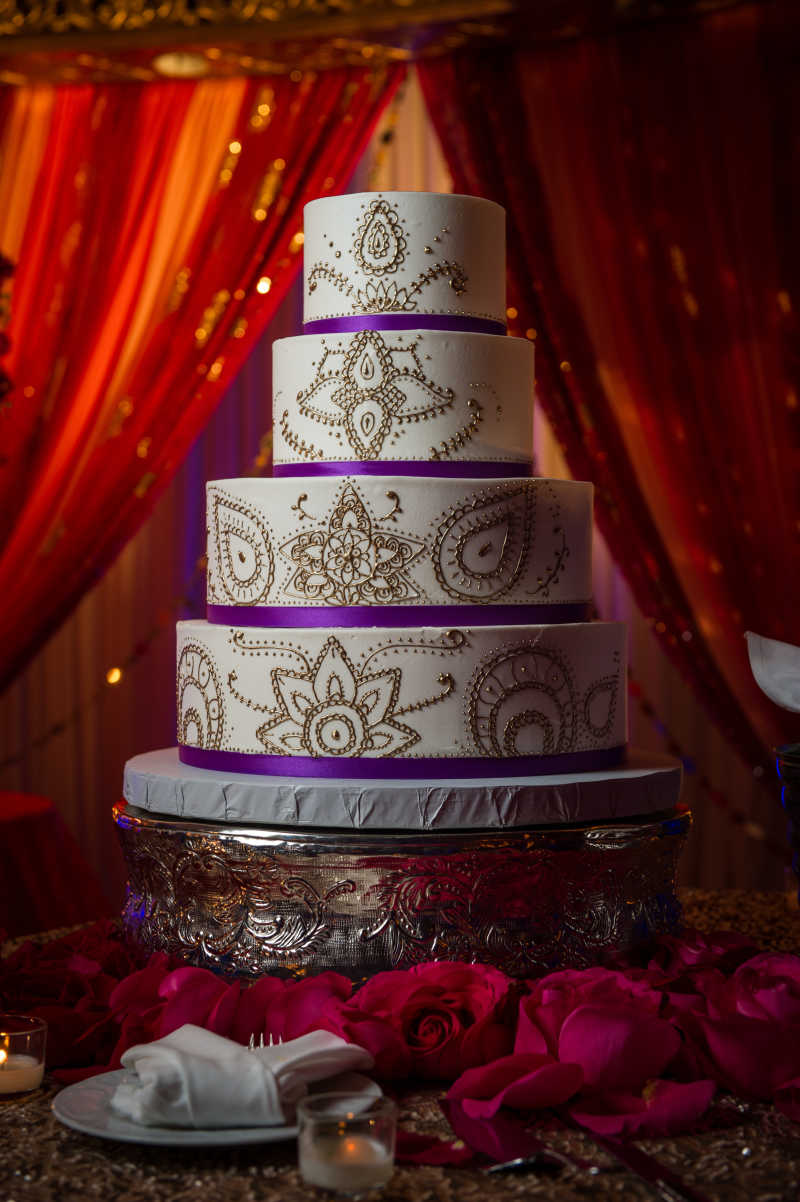 黄金和紫色搭配的印度婚礼蛋糕