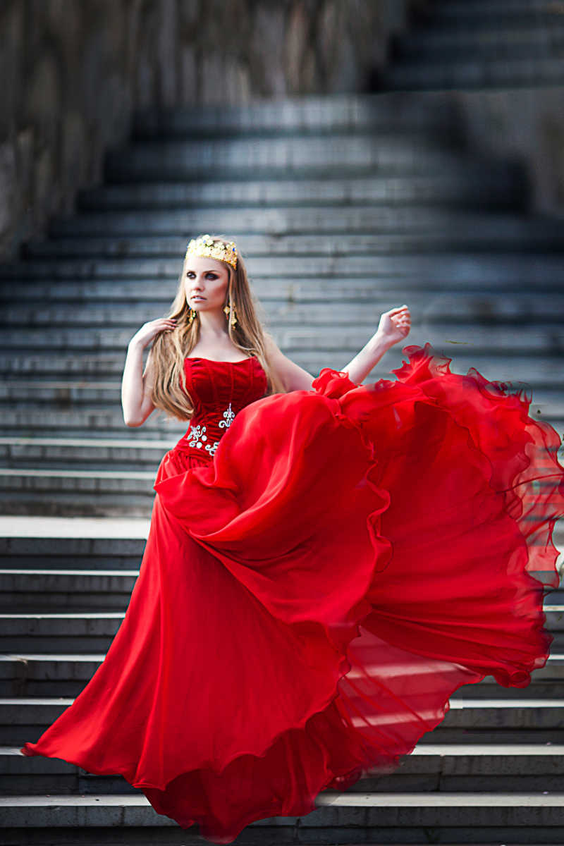 楼梯上的穿红色连衣裙的女王