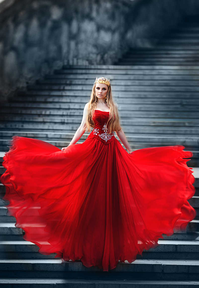 楼梯上穿着红色连衣裙的美女
