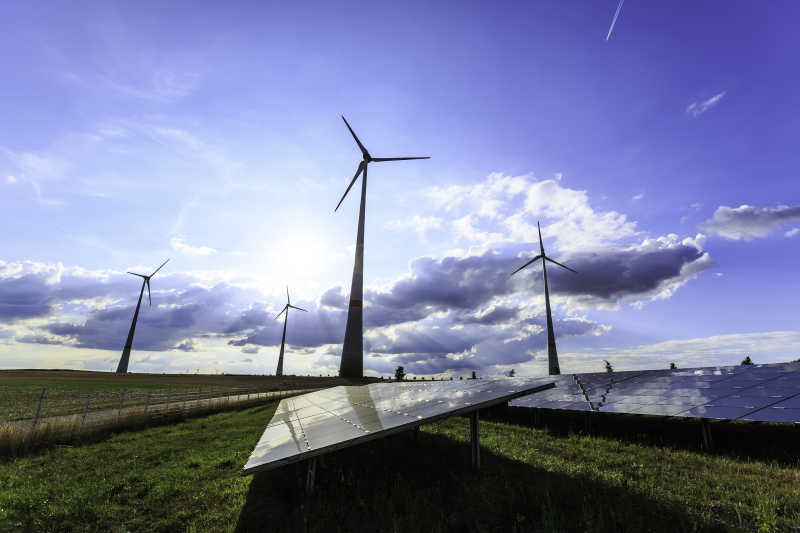 风力涡轮机和乡村的现代太阳能电池板