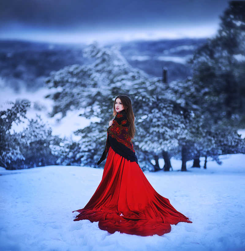 冬天雪地里穿红色连衣裙的美女
