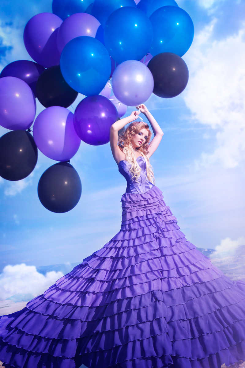 拿气球的女孩穿着紫色的梦幻长裙