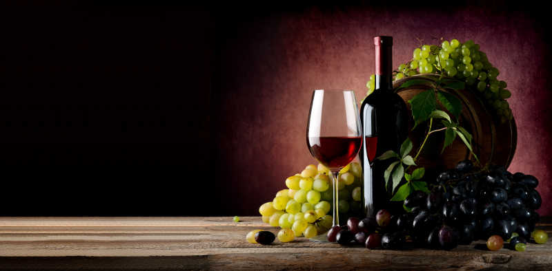红酒与新鲜的葡萄
