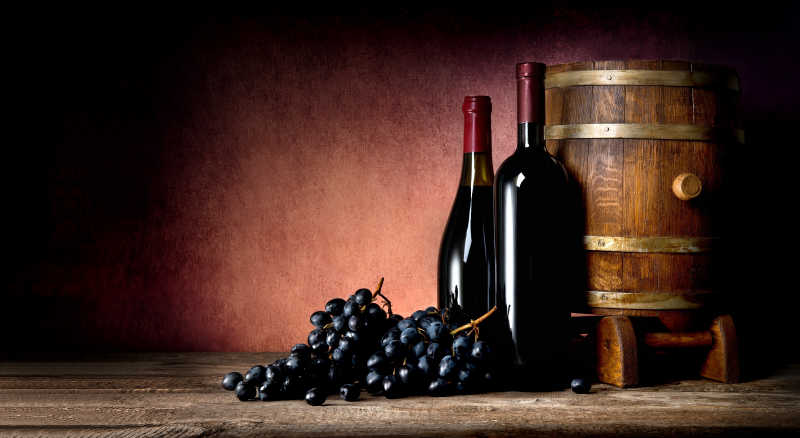酒桶瓶装葡萄酒与葡萄
