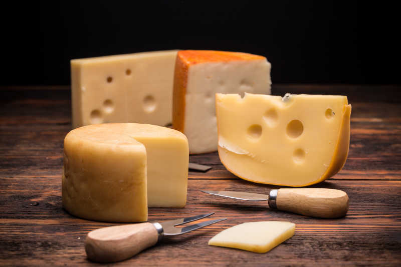 木板上的各种奶酪