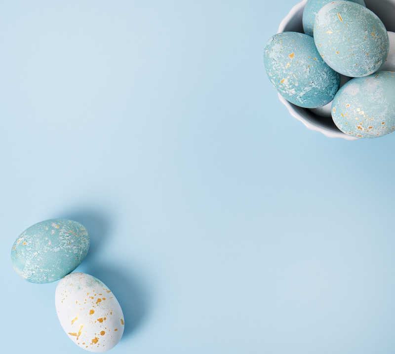 蓝色背景下的复活节彩蛋概念