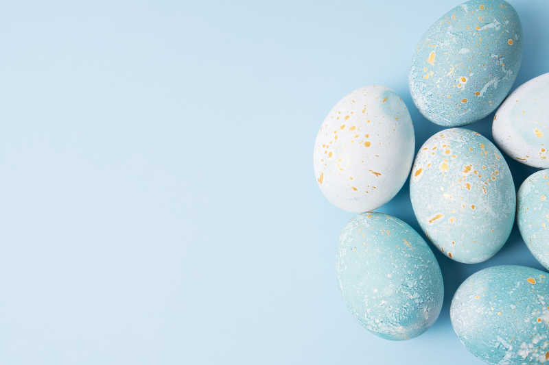 蓝色背景下的复活节彩蛋