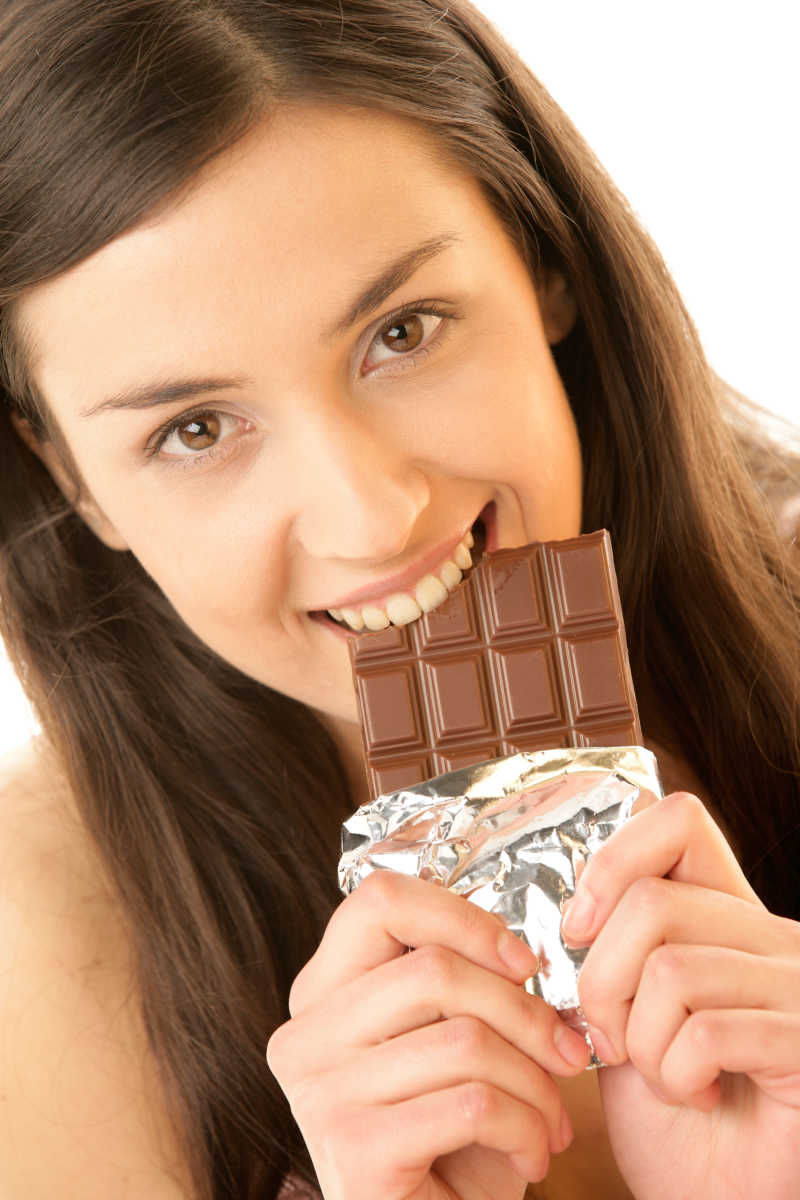 吃巧克力的年轻女孩