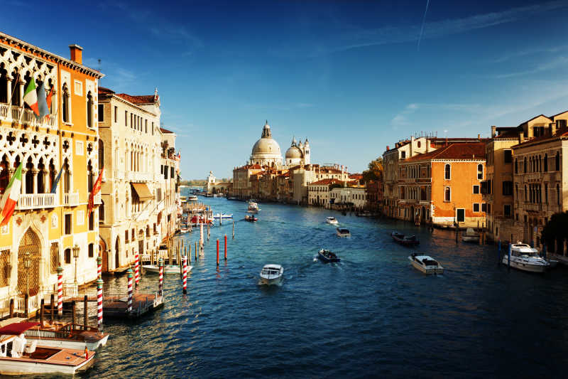威尼斯大运河和圣玛丽亚大教堂景色