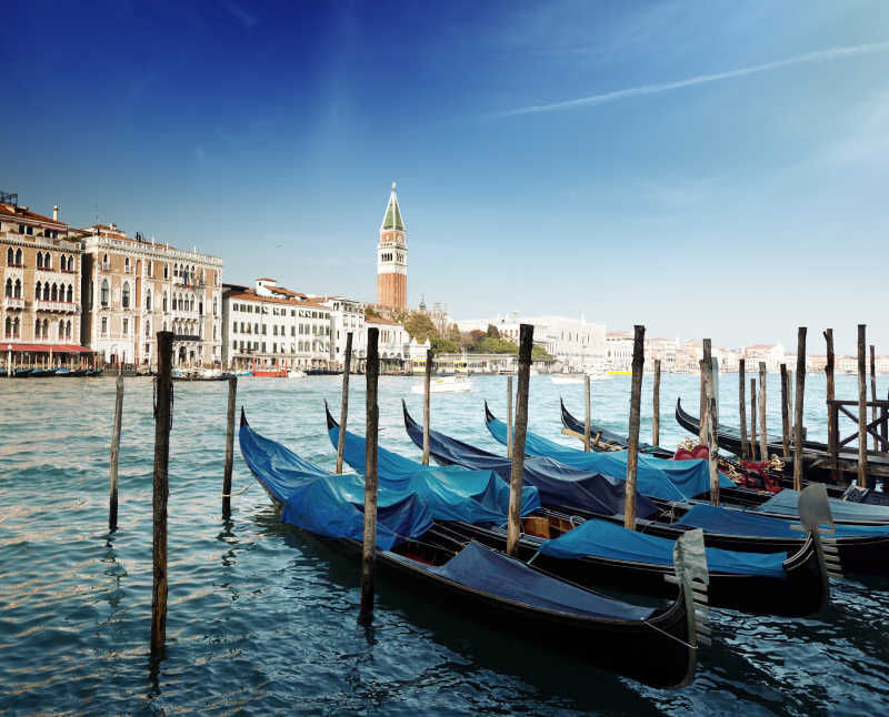 威尼斯运河和标志的小船