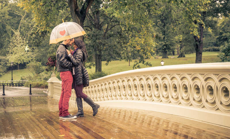 纽约中央公园里打伞的情侣