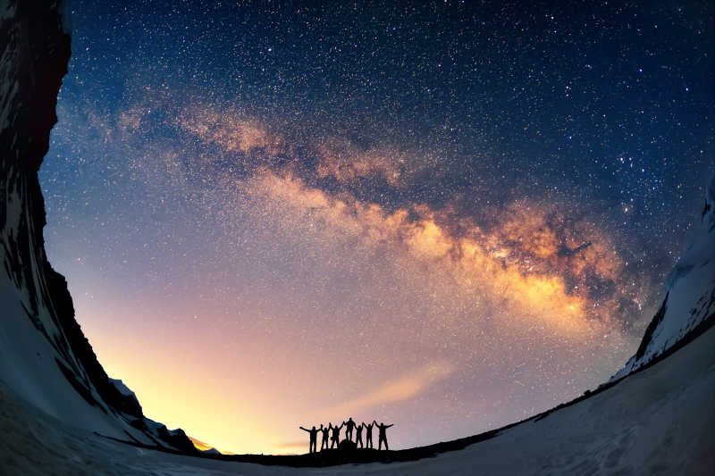 一群人在山上看夜空