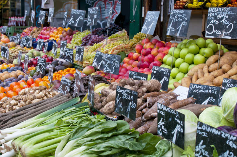 市场上新鲜的水果和蔬菜