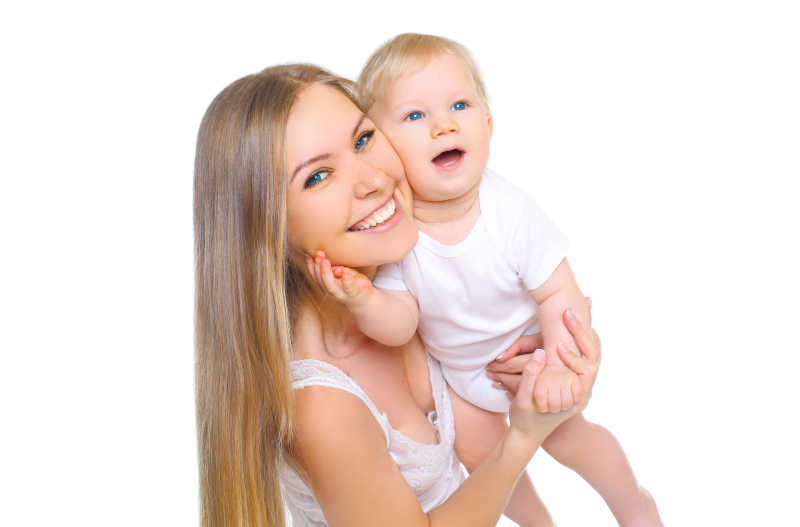 白色背景下微笑的女人抱着他的小宝宝