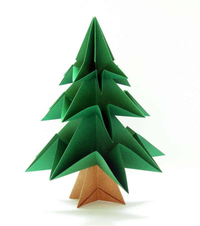 白色背景下的圣诞树的折纸造型