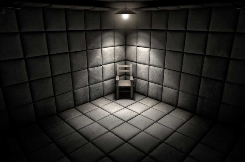 灯光昏暗的房间里有一把椅子