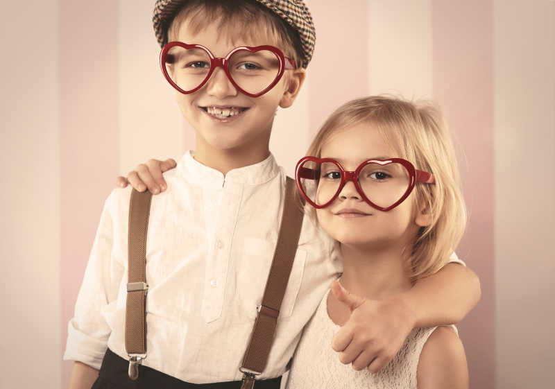 两个戴着滑稽眼镜的小孩