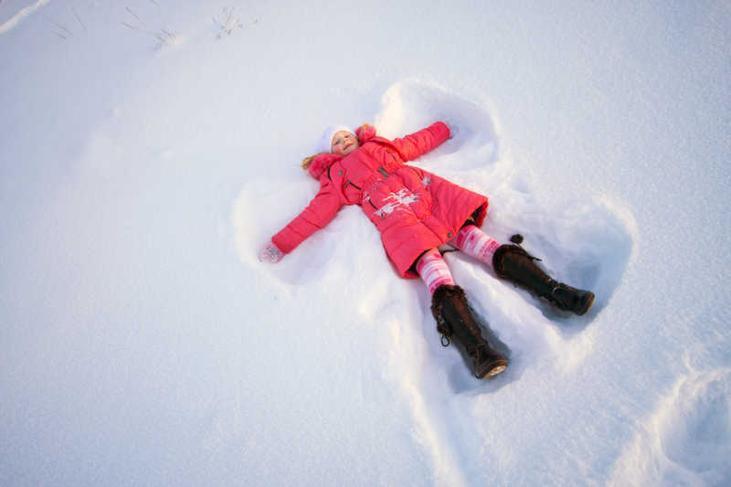 躺在雪里的小孩