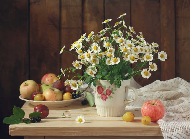 木桌上的一束野雏菊