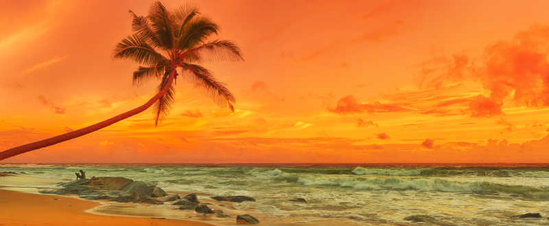 日落下美丽的海滩