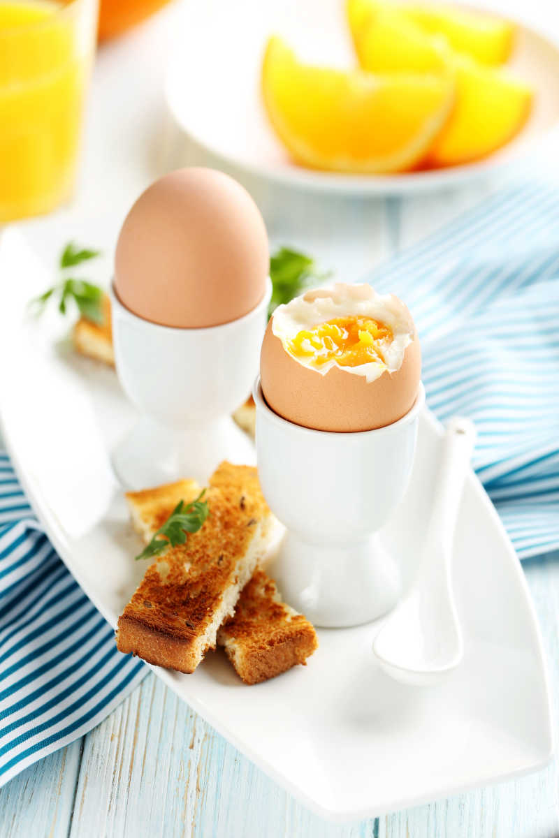 餐盘里的煮鸡蛋
