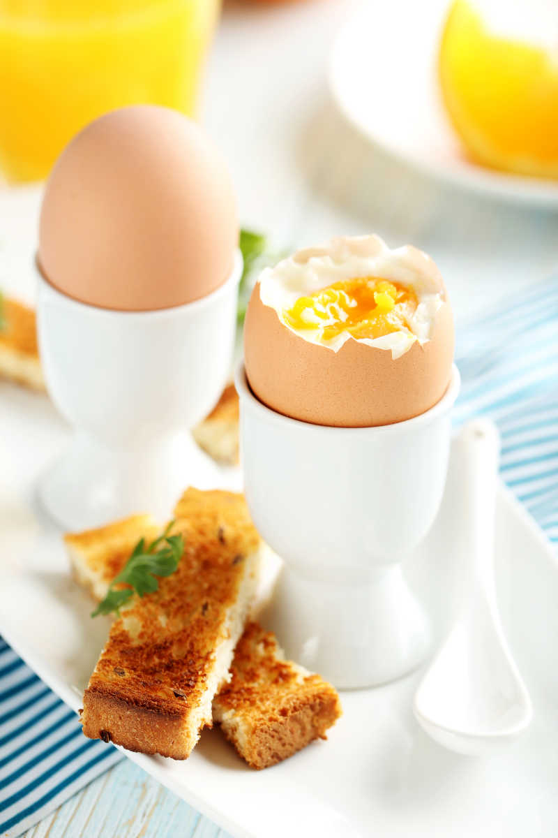餐桌上的煮鸡蛋和肉