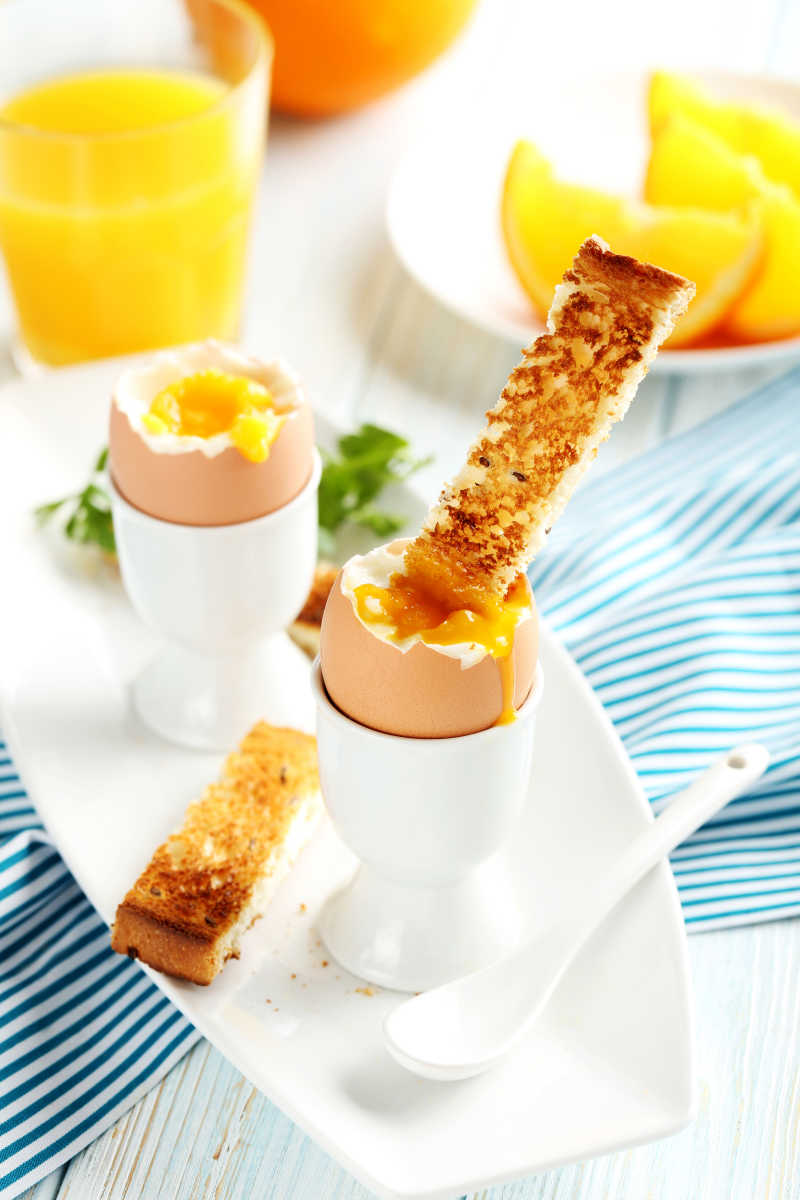 餐桌上的鸡蛋和果汁