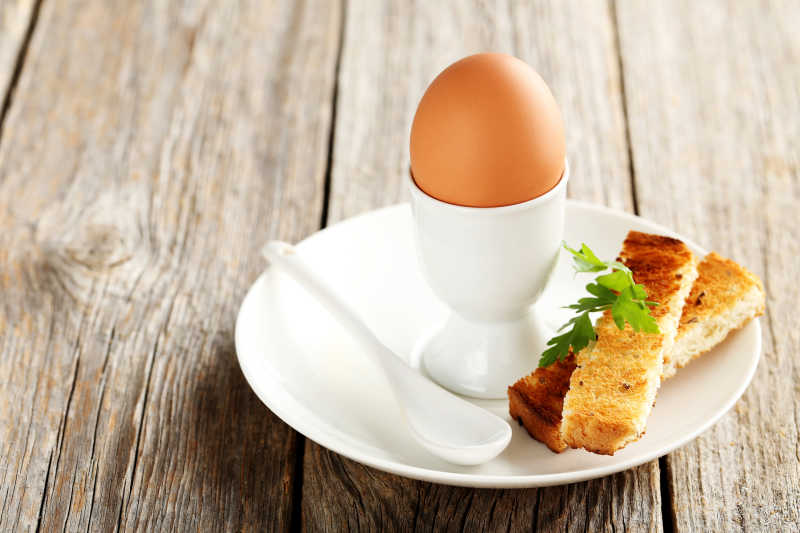 鸡蛋在灰色的木桌子上