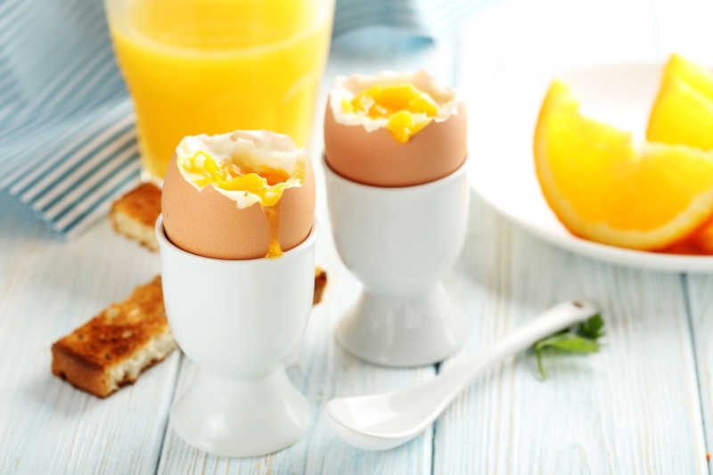 餐桌上的鸡蛋和橙汁