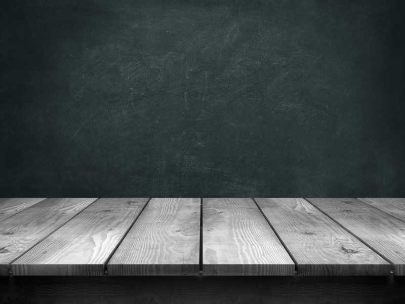 黑板前的灰色木桌