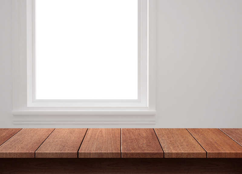 白色窗子下的古朴木桌