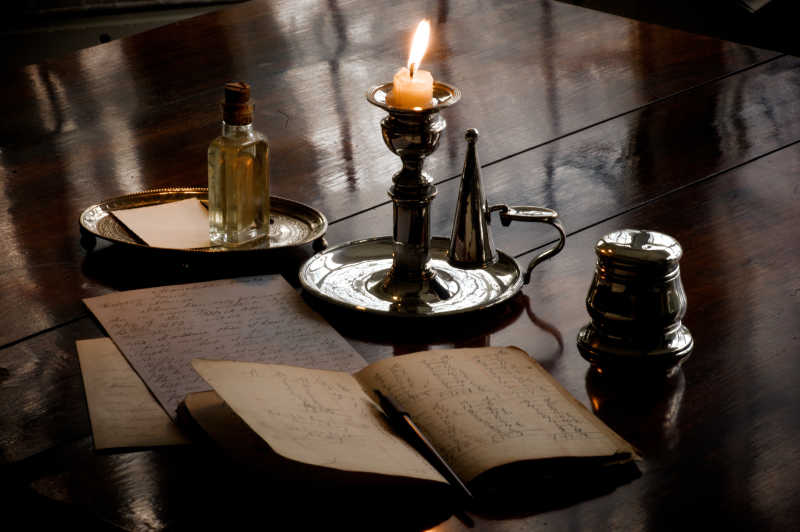 复古书房里蜡烛和书籍