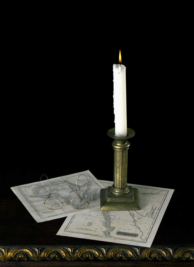旧桌子上的蜡烛