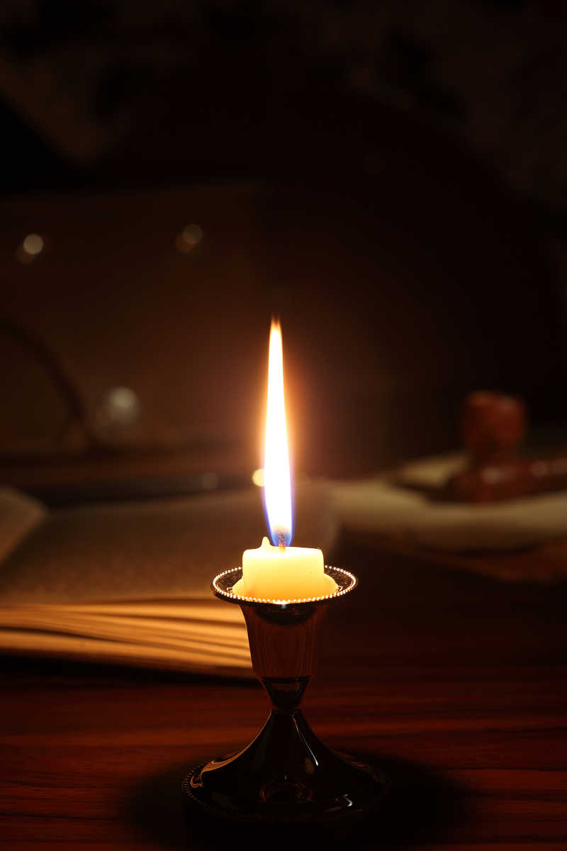 书桌上燃烧的蜡烛