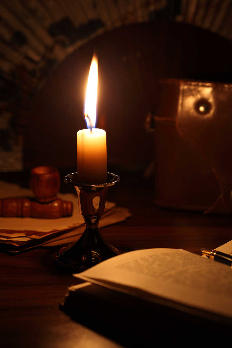 昏暗的书房里点燃的蜡烛