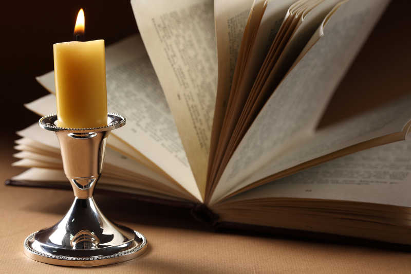 复古烛台蜡烛和书籍