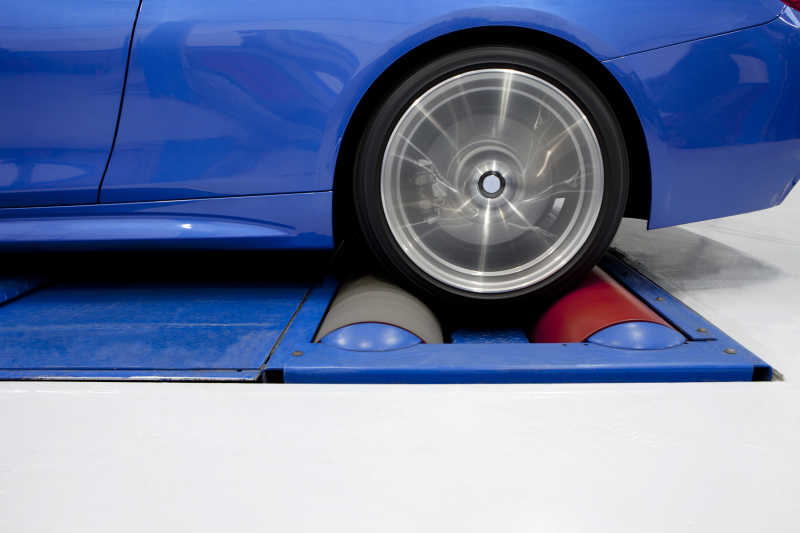 汽车修理厂里蓝色汽车正在进行轮胎定位