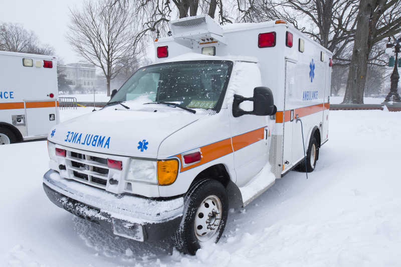 被雪覆盖着的救护车