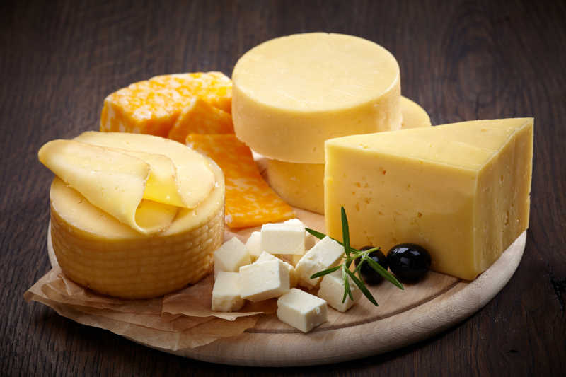 各种形状不同的奶酪