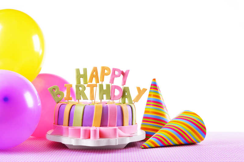桌上的生日蛋糕和气球