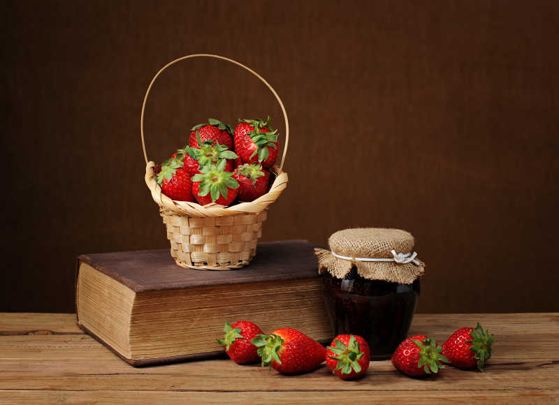 篮子里的草莓和果酱