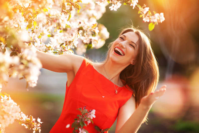 春天开花的树下快乐的女人