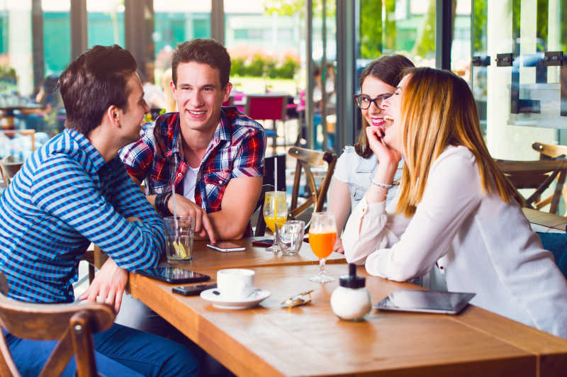 一群坐在咖啡馆聊天的年轻人