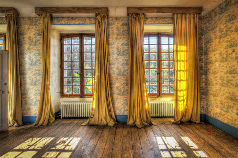 室内有黄色窗帘的窗户