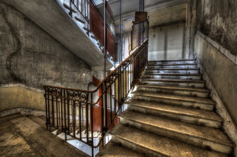 废弃的建筑室内的旧楼梯