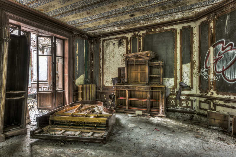 废弃的房间里的破旧钢琴